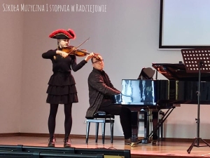 na zdjeciu : przy fortepianie 
nauczyciel Marcel Maniewski
 i uczennica grajaca na skrzypcach 
Łucja Galczak