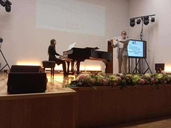 Na zdjęciu przy fortepianie nauczycielka Weronika Serocka, obok uczennica Marcelina Żabierek
